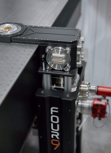 LOW-PROFILE OPTICAL CRYOSTAT